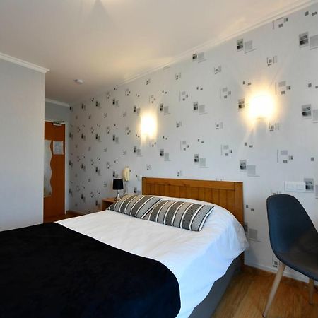 Logis Chez Germaine Hotell Geüs-d'Oloron Exteriör bild