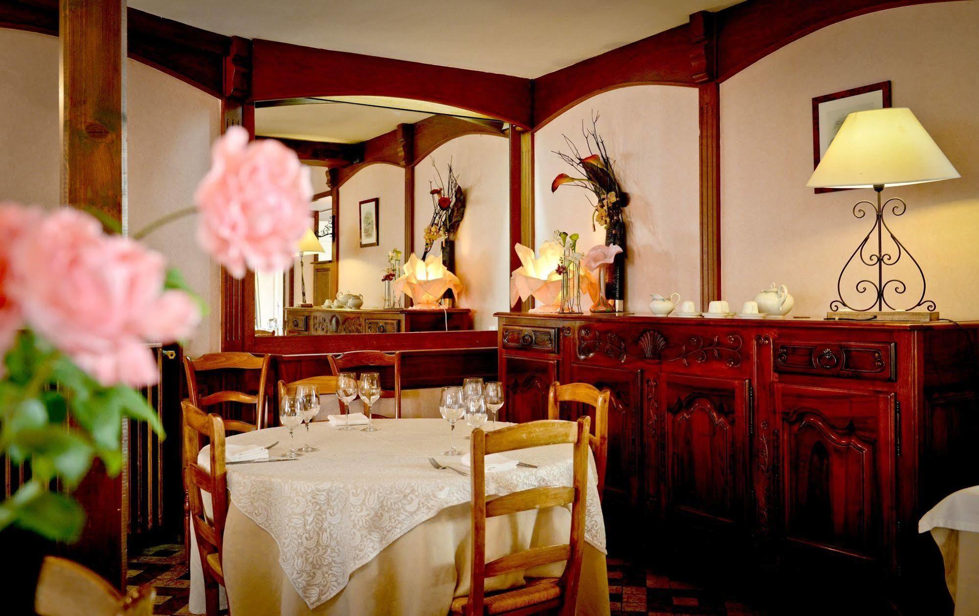 Logis Chez Germaine Hotell Geüs-d'Oloron Exteriör bild