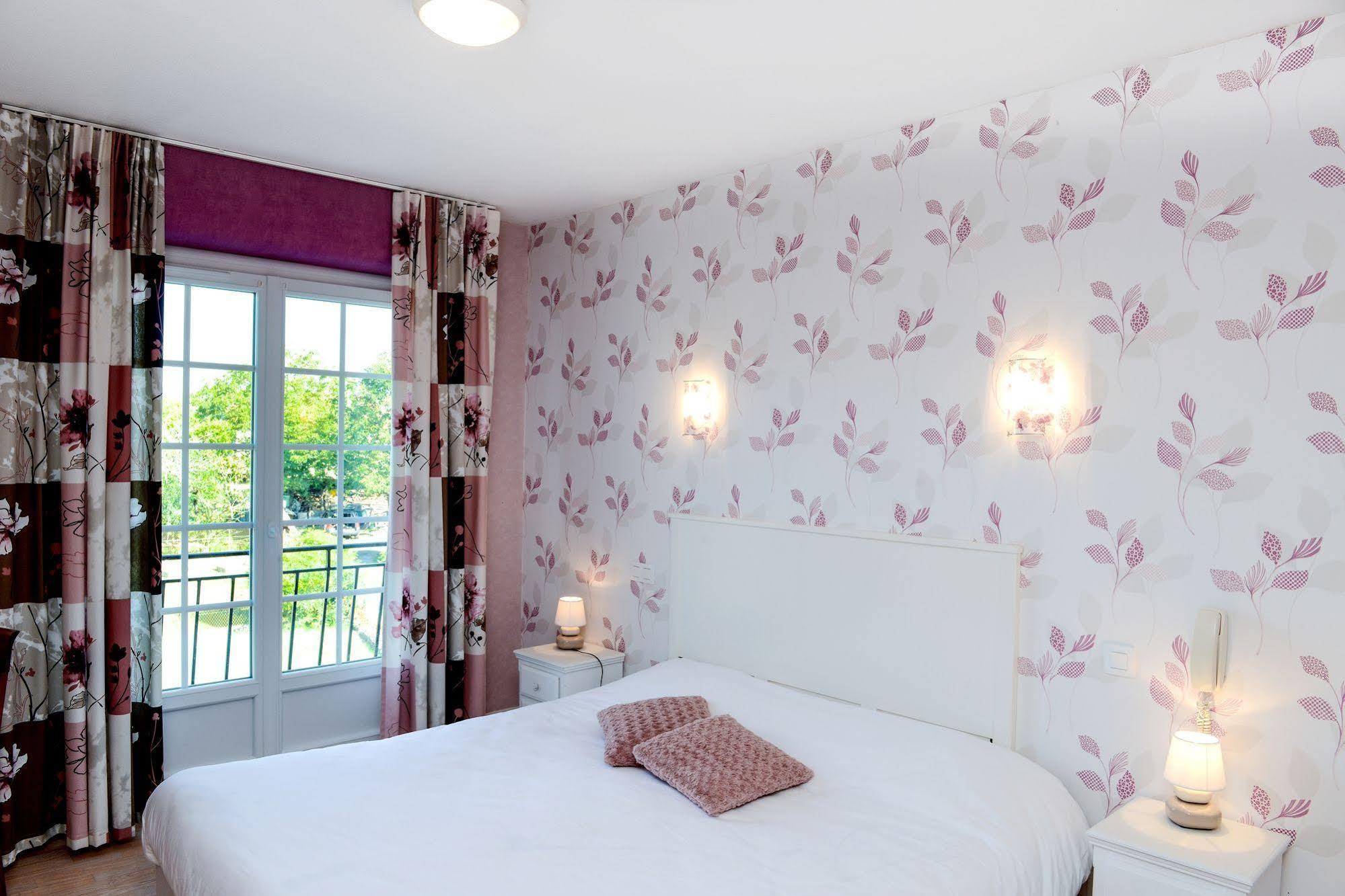 Logis Chez Germaine Hotell Geüs-d'Oloron Exteriör bild