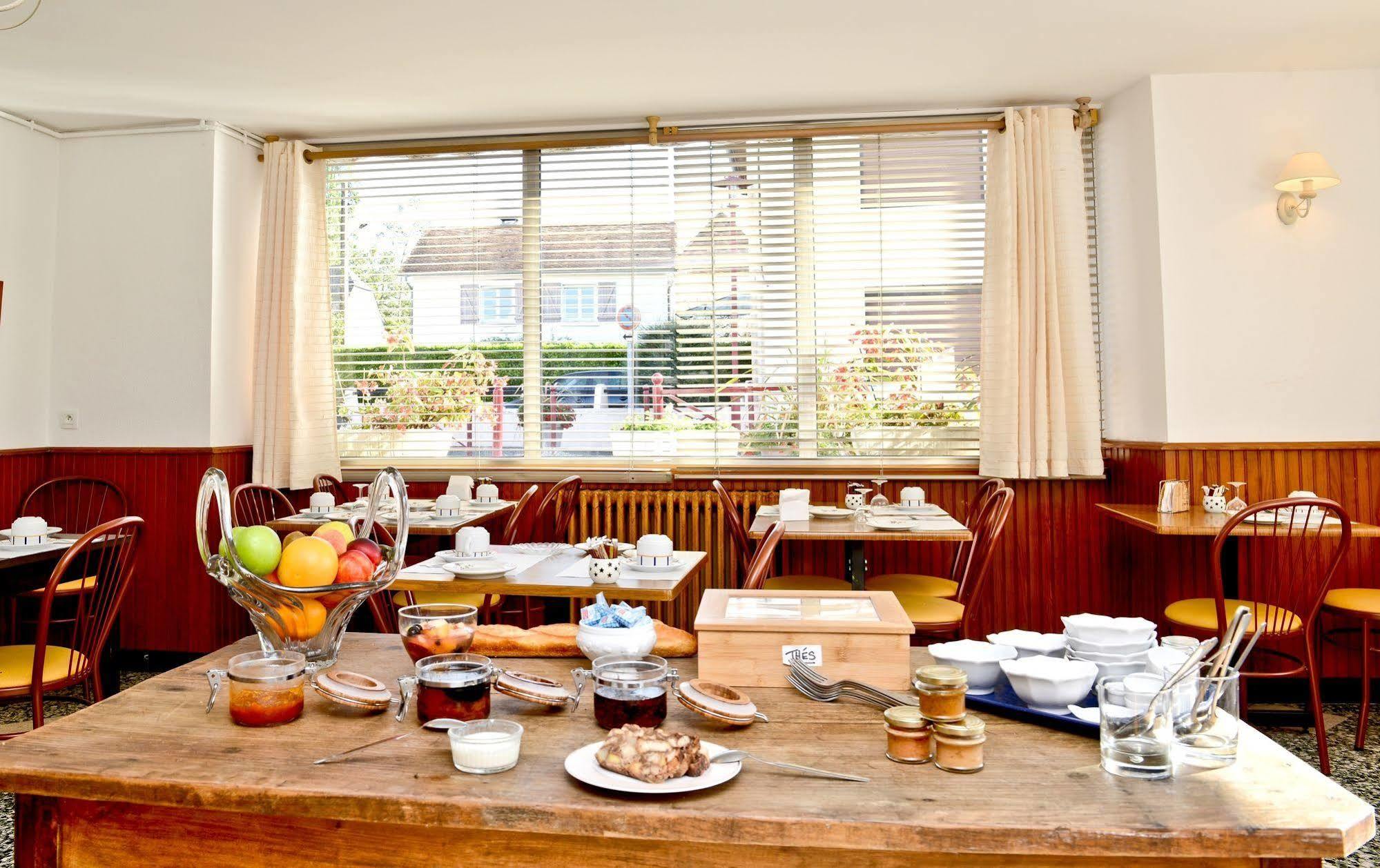Logis Chez Germaine Hotell Geüs-d'Oloron Exteriör bild